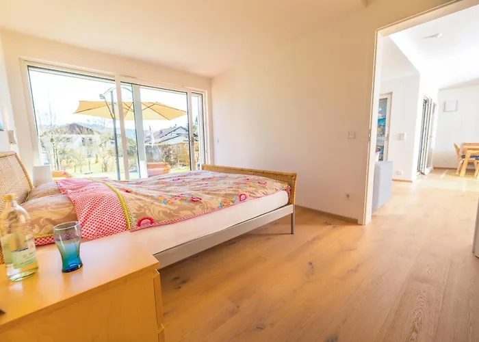 Helle Mit Bergblick & Eigener Terrasse Apartman