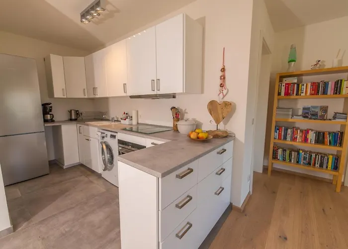 Helle Mit Bergblick & Eigener Terrasse Apartman